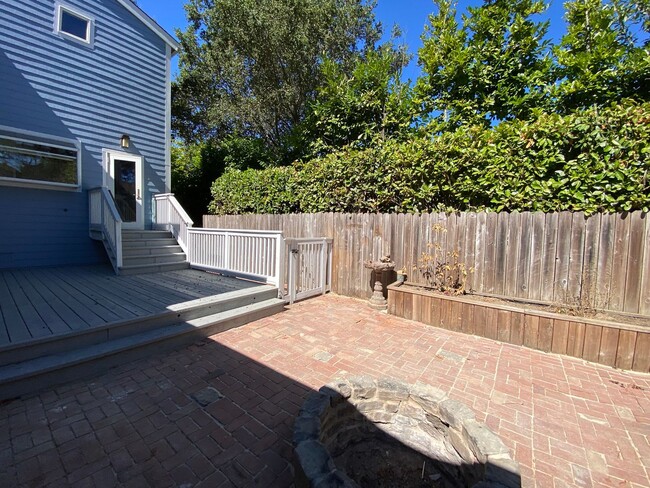 Building Photo - Available NOW! Rare, Spacious 4-Bed, 3-Bat...