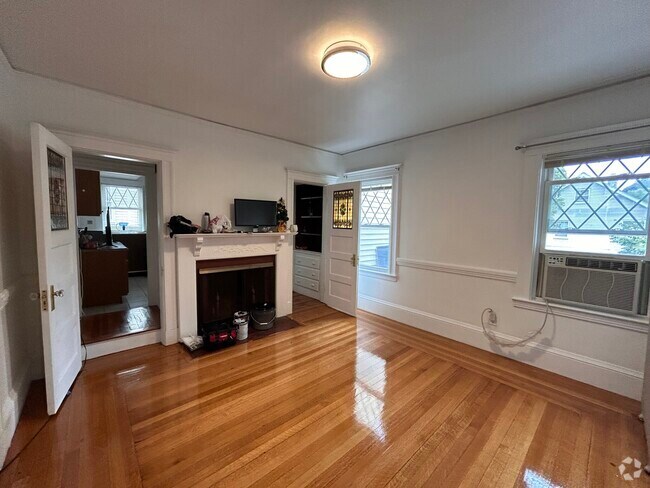 Building Photo - 108 Brooks St