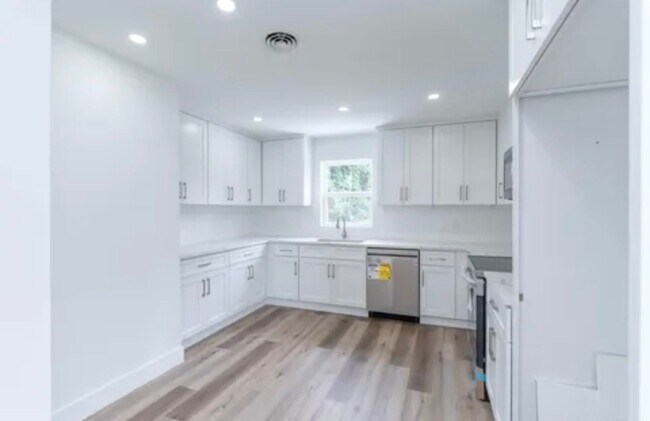 Foto del edificio - Fully renovated RARE 2BR 2 FULL BATH apartment!