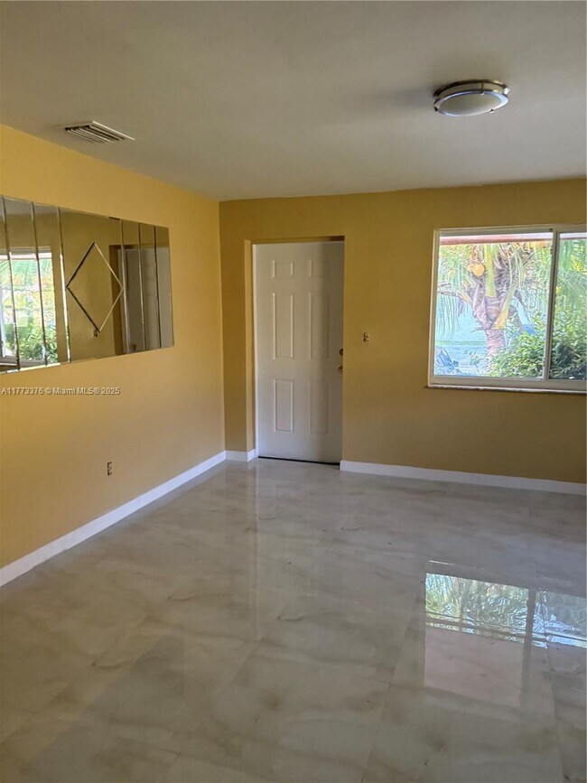 Foto del edificio - 1345 NE 117th Terrace