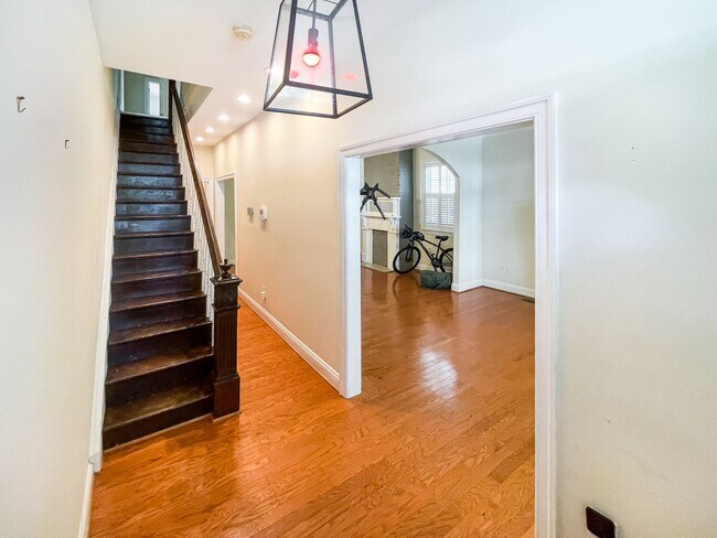Building Photo - Gorgeous Victorian home in Church Hill