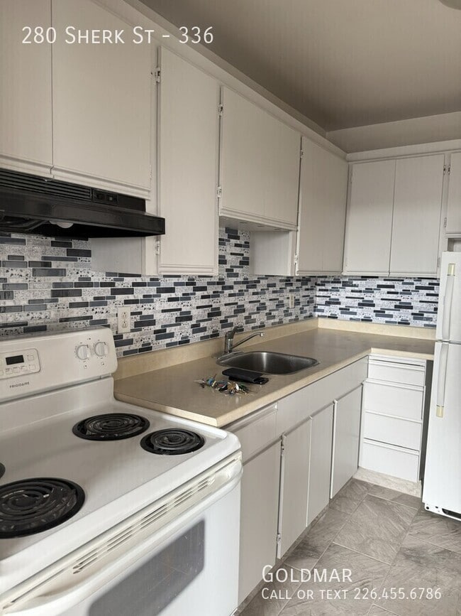 Building Photo - ALL INCLUSIVE! Apartment Near Downtown Lea...