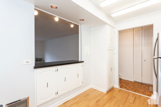 Photo - 4334 N Clarendon Ave Apartment