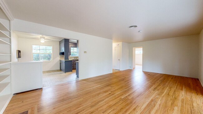 Building Photo - Beautiful Light & Bright Single Level 3 Be...