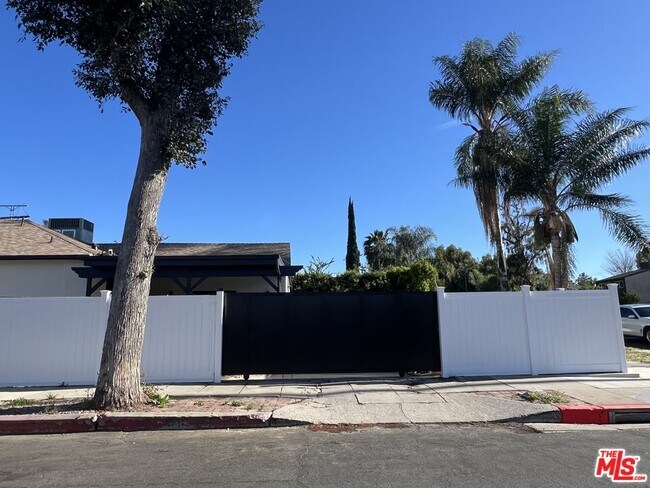 Foto del edificio - 4852 Topanga Canyon Blvd