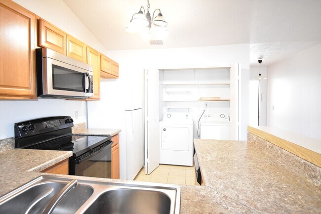 Foto del edificio - 2 bedroom 2 bathroom Condo-Stewarts Creek