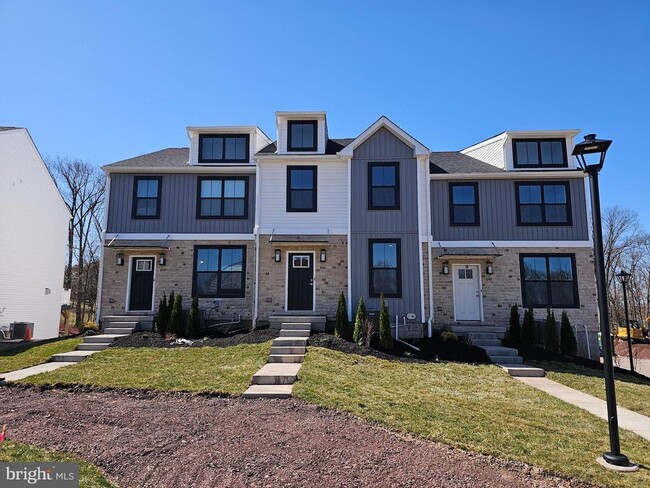 Building Photo - 646 Oak Dr