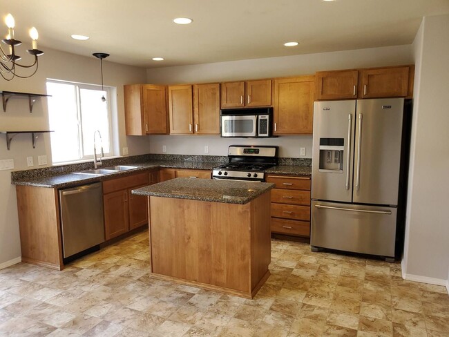 Building Photo - 3 bedroom 2 bath Home for Rent in Post Falls!