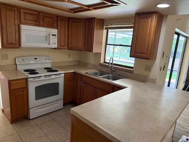 Building Photo - 3/2/2  POOL HOME LARGE CORNER LOT IN THE H...
