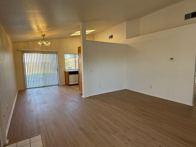 Foto del edificio - Victorville- Refurbished 2 Bedrooms 2 Bathrooms, New Laminate Floors