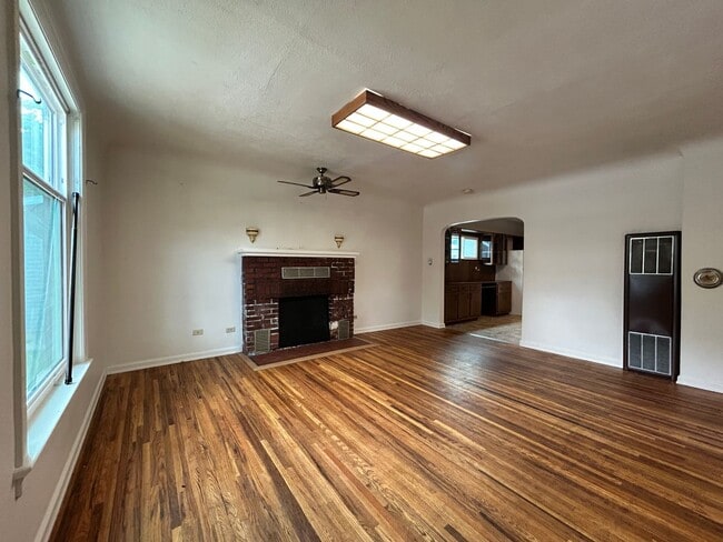 Building Photo - 4 bed 2 bath home in the Heart of Hamilton