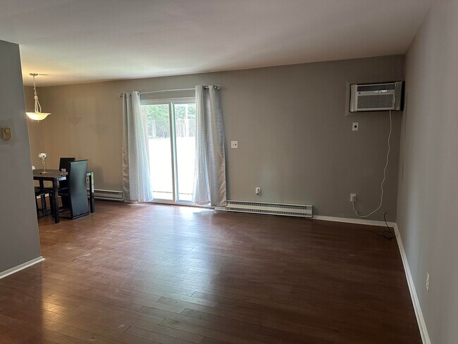 Foto del edificio - 7650 Woodview St