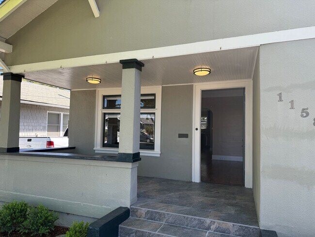 Foto del edificio - Updated Custom Home