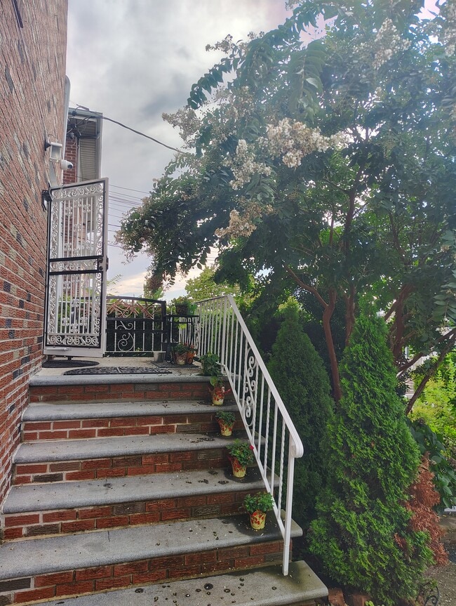 Building Photo - 222 11th St