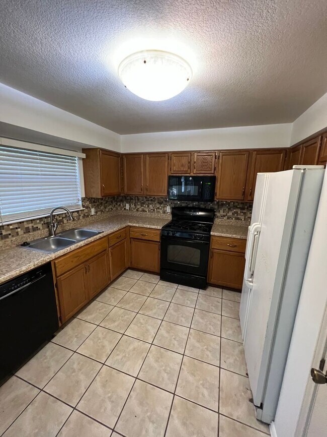 Building Photo - Wonderful Four Bedroom Home in Fern Bluff