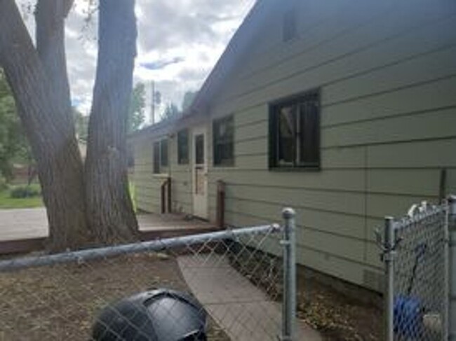 Building Photo - Marsenich- 2 bedroom house with fenced yard.