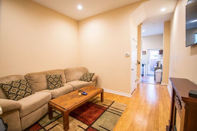 Graduate Hospital Three Bedroom Home - Graduate Hospital Three Bedroom Home