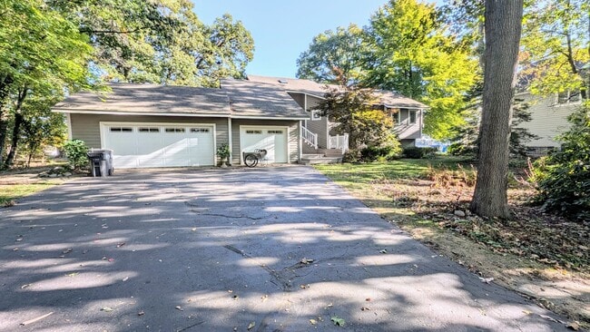 Building Photo - Three Bedroom Home on Austin Lake