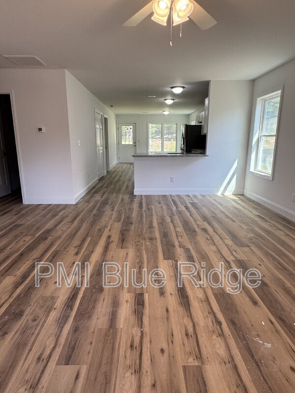 Foto del edificio - 217 Quinn Hill Ln