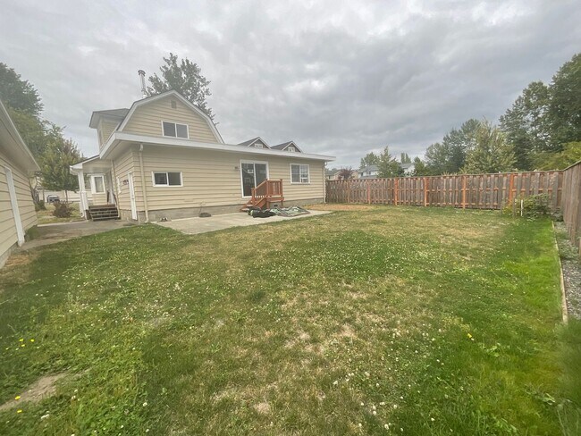 Foto del edificio - 3 Bed, 2 Bath Home with 2- Car Garage/Shop...