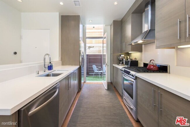 Building Photo - 2 br, 2.5 bath Townhome - 1436 N Detroit S...