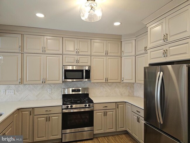 Building Photo - 646 Oak Dr