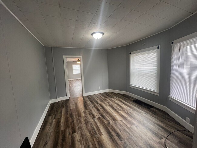 Foto del edificio - Spacious 3-bed, 1-bath 2-story home in Moline