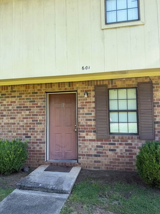 Building Photo - 601 16th Ave