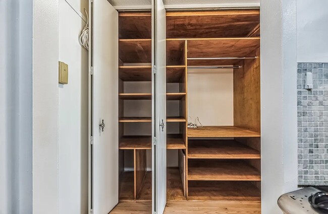 Building Photo - Modern Comfort in Every Corner