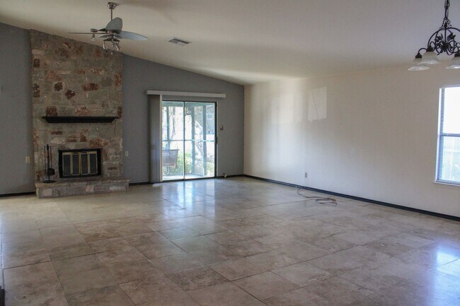 Foto del edificio - 4222 Clear Lake Dr
