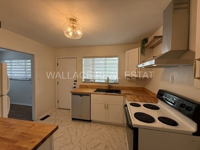 Building Photo - ADORABLE HOUSE IN SoKno WITH 3 BEDROOMS!!