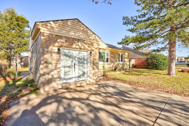 Building Photo - Adorable remodel at Lake Hefner