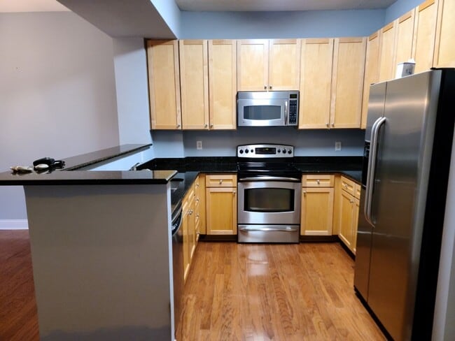Building Photo - Gorgeous 1 bedroom, 1 bathroom condo in Mo...