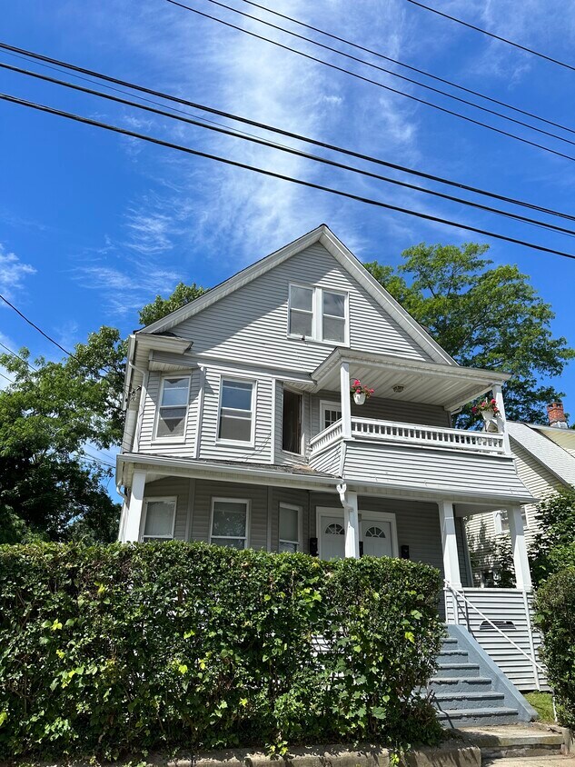 2nd Floor 2 Bedroom Black Rock! - 187 Wilson St