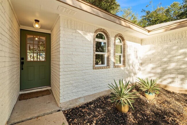 Building Photo - 902 Acorn Oaks Dr