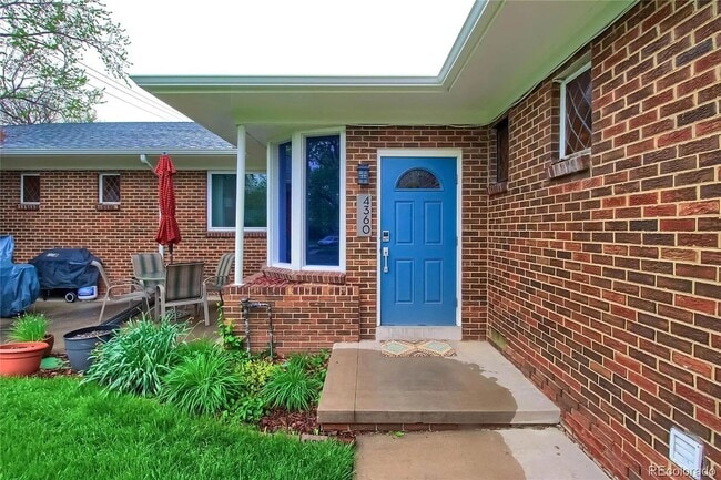 Foto del edificio - Incredible 3 Bedroom Condo in Park Hill Area