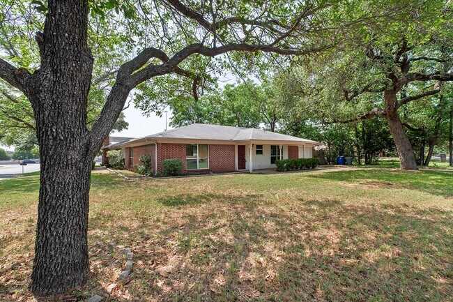 Foto del edificio - 3 Bedroom, 2 Bath Duplex Conveniently Loca...