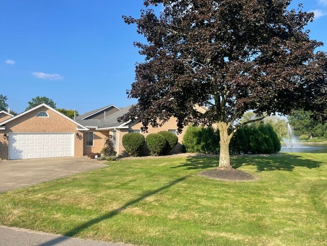 Front view - 121 Clubhouse Cir