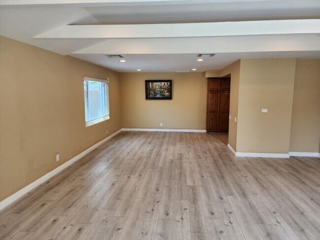 Foto del edificio - 7543 Enfield Ave