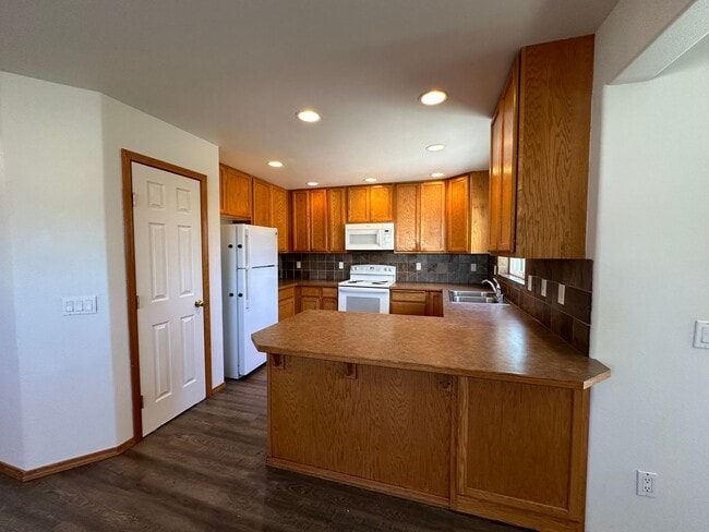 Building Photo - BONUS RENT SPECIAL! Spacious 4 Bed, 2.5 Bath Home!