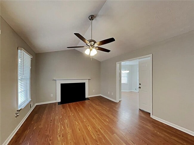 Building Photo - 383 Robin Hood Dr