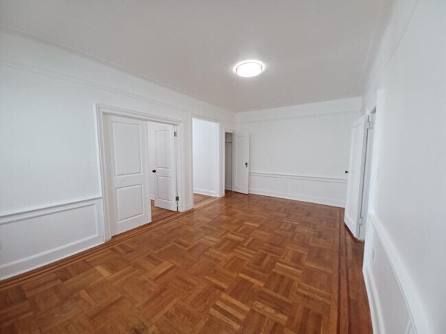 Foto del edificio - 3 bedroom in Woodside NY 11377