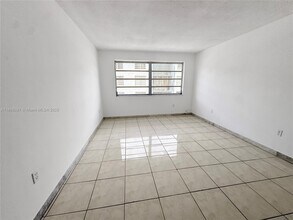 Building Photo - 1225 NE 124th St
