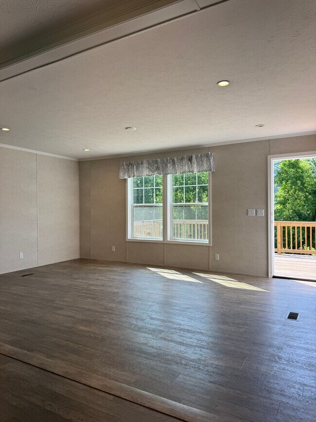 Foto del edificio - 465 Royal Manor Rd