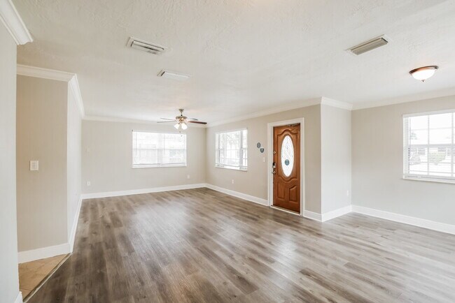 Building Photo - 730 W 33rd St