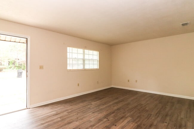 Building Photo - Beautiful 2/1 in Palmetto Creek #30