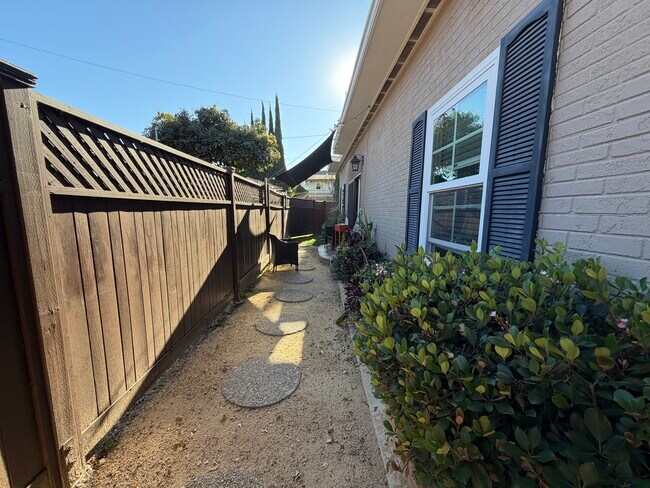 Foto del edificio - 1601 Gish Ave