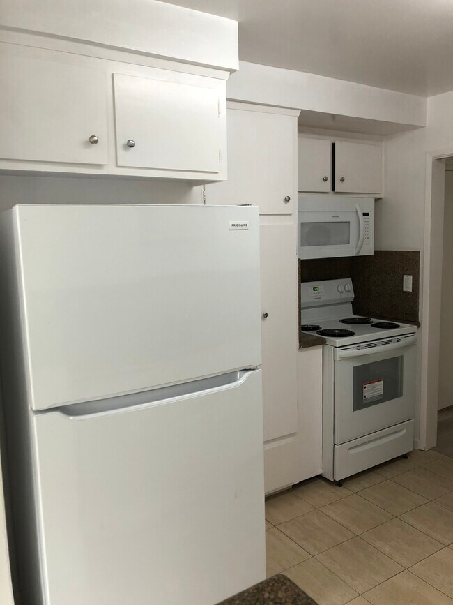 Kitchen - 11944 Mayfield Ave