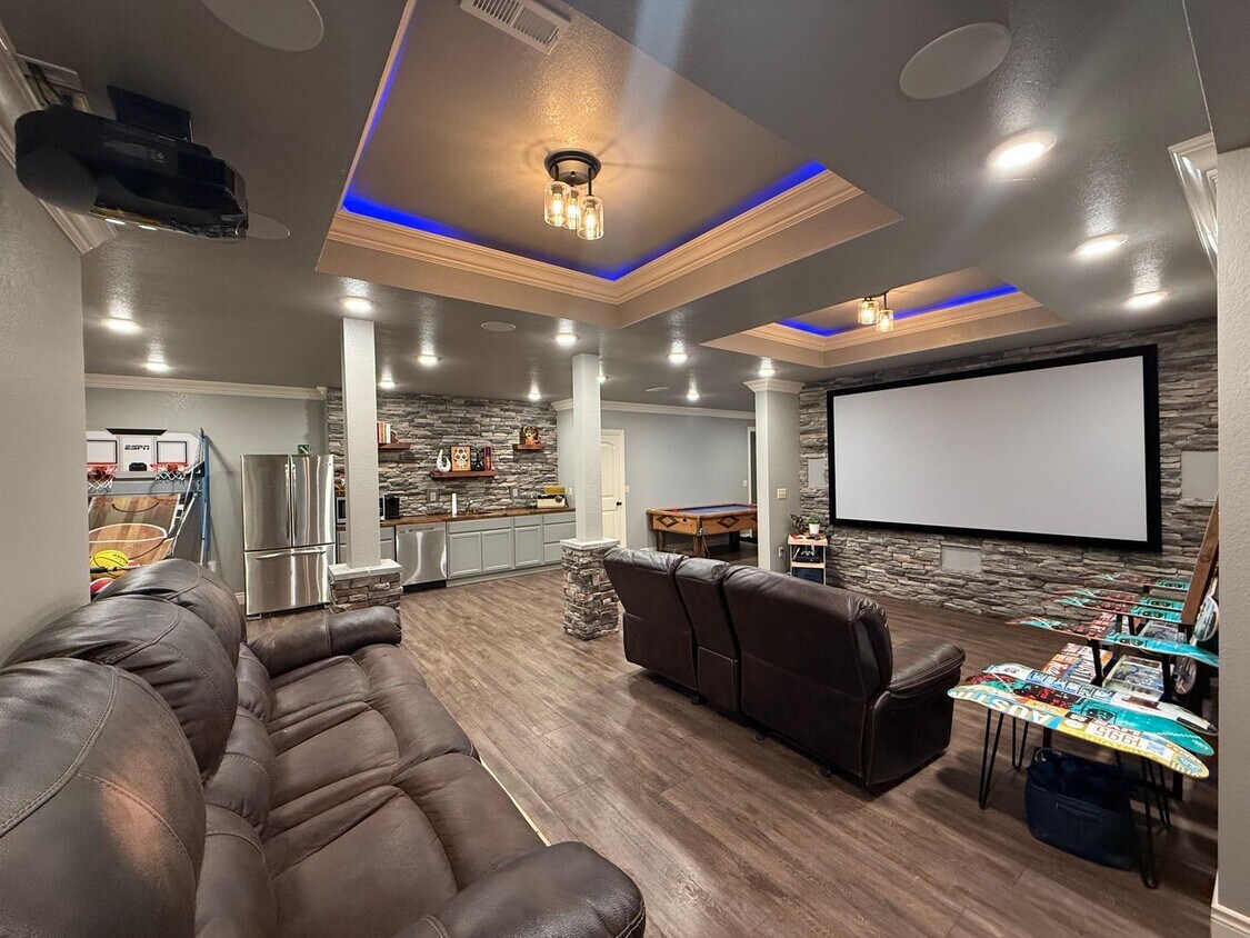 Foto principal - Custom 5 Bedroom Home with 3 Car Garage