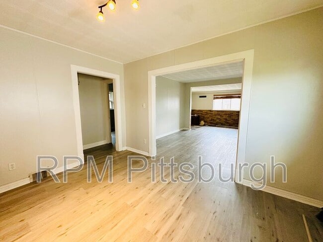 Building Photo - 260 W Marigold St